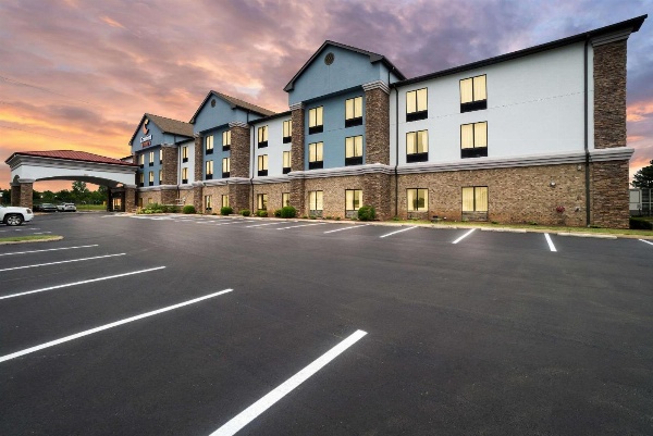 Comfort Suites Jackson I-40 image 2