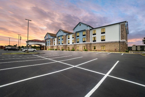 Comfort Suites Jackson I-40 image 3